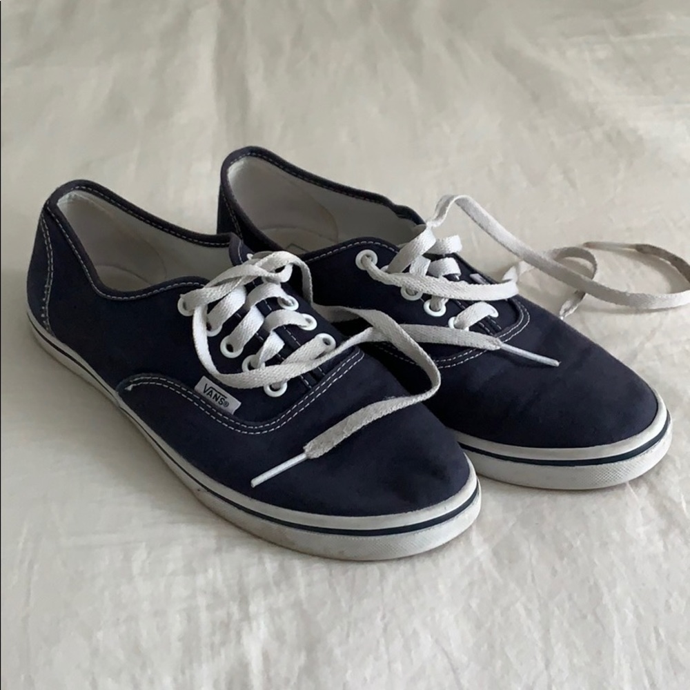 Navy VANS low top “Authentic”